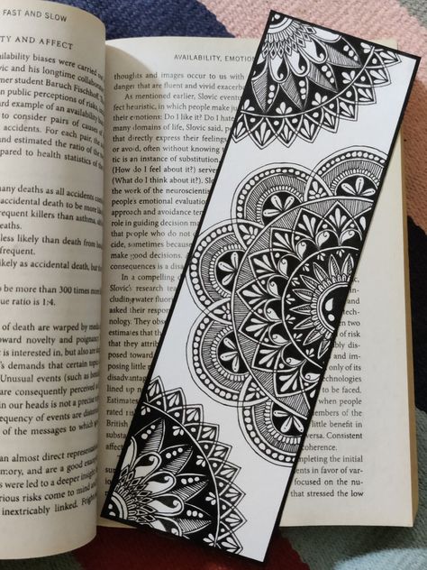 Bookmark Ideas Black And White, Bookmarks Handmade Mandala, Mandala Mehendi, Zentangle Bookmarks, Krishna Mandala, Mandala Bookmark, Bookmark Easy, Small Mandala, Art Bookmarks