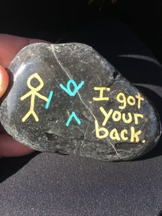 Funny Rock, I Got Your Back, Painted Rocks Craft, Painted Rocks Diy, Rock Painting Ideas Easy, Rock Painting Patterns, Cadeau Diy, Paint Rock, Rock Painting Designs