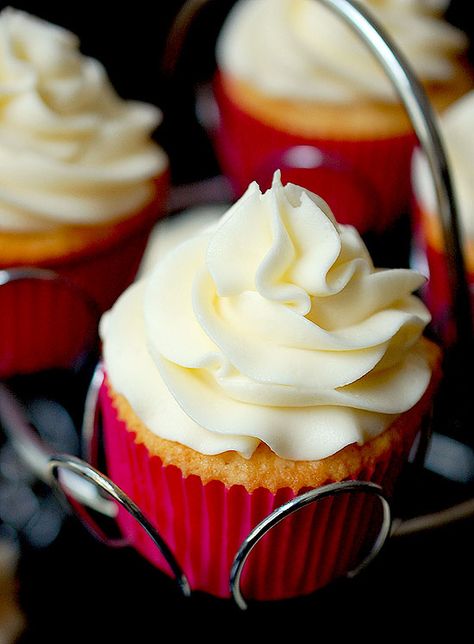 Vanilla Buttermilk Cupcakes, Buttermilk Cupcakes, Vanilla Dessert, Frost Cupcakes, Cupcakes Vanilla, Fun Cupcake Recipes, Vanilla Cupcake Recipe, Buttermilk Recipes, Gourmet Cupcakes