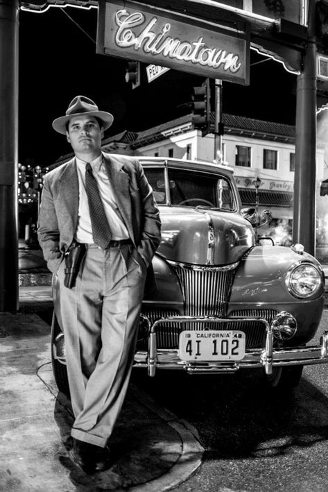 GANGSTER SQUAD" ON SET FOTOS -BY ESTEVAN ORIOL 1920s Gangsters, Estevan Oriol, Mickey Cohen, Film Noir Photography, Gangster Squad, Noir Detective, Mafia Gangster, Prints Fashion, Noir Movie