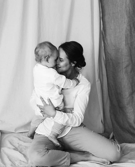 Mommy And Newborn, Mommy And Me Poses, Studio Family Photos, Mommy Son Pictures, Mommy Daughter Photoshoot, Studio Family Portraits, Family Photo Studio, Motherhood Photos, Mother Baby Photography