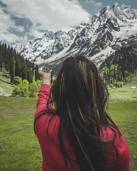 Himalayan Girls on Instagram: “@greatlakestrek you will shine' ✨ . @yourfemalemusaafir Hashtag #greatlakestrek #unciatrails #kashmir #kashmirdairies #kashmirfoods…” Kashmir Poses, Mountain Poses, Mountain Photoshoot Ideas, Mountain Photoshoot, Travel Instagram Ideas, Snow Photoshoot, Travel Pose, Mountain Pose, Travel Picture Ideas