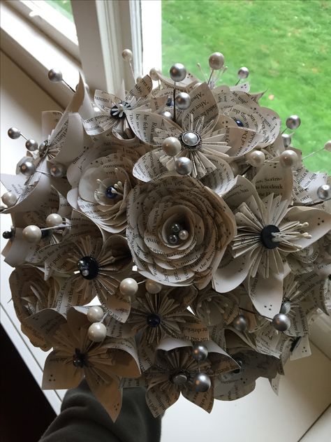 Cardboard Flower Bouquet, Flowers With Newspaper, Paper Boquets Handmade, Newspaper Flower Bouquet, Paper Bouquet Diy, Antique Bouquet, Newspaper Flowers, Book Page Flowers, Make Paper Flowers