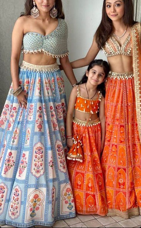 Mirror Indian Outfit, Boho Indian Outfits Wedding, 2024 Indian Fashion, Lengha Blouse Designs, Wedding Outfits For Women, Trendy Outfits Indian, Indian Outfits Lehenga, Lehenga Designs Simple, Traditional Indian Dress