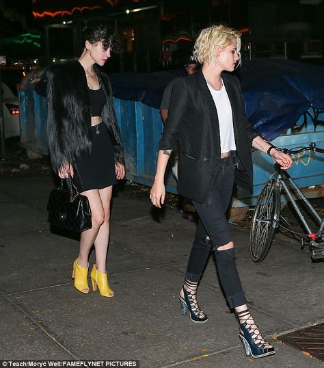 Street chic: The 26-year-old Twilight vet was dressed in her typical edgy rocker vibe in black distressed jeans which bared holes in each knee Kristen Stewart Fashion, Kristin Stewart, Kristen Stewart Style, Gay Fashion, St Vincent, Hollywood Fashion, Celebrity Street Style, Tank Girl, Fashion Night