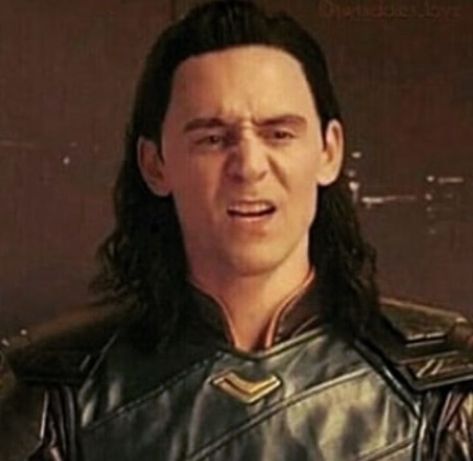 Entra, hijo de tu reputisimo padre. #historiacorta # Historia Corta # amreading # books # wattpad Loki Reaction Pics, Loki Funny, Madara And Hashirama, Avengers Cast, Marvel Photo, Marvel Images, Reaction Memes, Dc Memes, Reaction Face