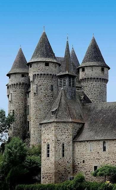 Chateau Medieval, Romanesque Architecture, Castle Mansion, French Castles, European Castles, Castle Tower, Tourist Guide, Chateau France, Cathedral Church