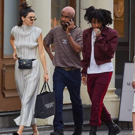 Kendall Jenner seen wearing a white jumpsuit and Chanel fanny pack while shopping with Frank Ocean and  friends in NYC Sup Girl, Luka Sabbat, Kendal Jenner, Urban Wear Women, Fire Fits, Looks Street Style, Urban Dresses, Frank Ocean, Urban Wear