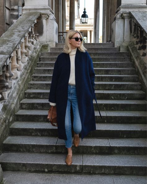 Navy Blue Coat Outfit, Navy Coat Outfit, Blue Coat Outfit, Mantel Outfit, Emma Hill, Winter Coat Outfits, Jessie James Decker, Navy Coat, Kristin Cavallari