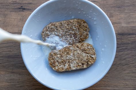 Easy ways to serve Weetabix for babies-and why to do it! Baby Breakfast Ideas, Weetabix Muffins, Weetabix Recipes, Weetabix Cereal, Good For Diabetics, Heinz Baked Beans, Organic Cereal, Baby Breakfast, Chocolate Cereal