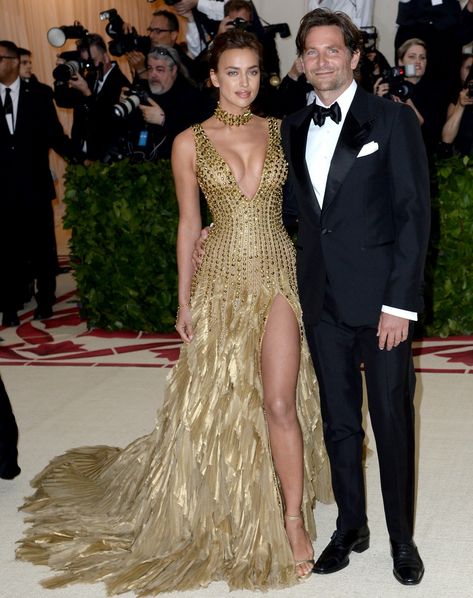 Irina Shayk Gold Dress, Irina Shayk Runway, Bradley Cooper And Irina Shayk, Bradley Cooper Irina, Metallic Gold Dress, Flirty Outfits, Couples Outfit, Evening Dress Fashion, Bradley Cooper