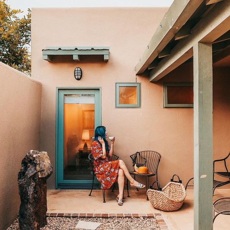 14 Hotspots Not to Be Missed While in Santa Fe Santa Fe Fashion, New Mexico Road Trip, Travel New Mexico, Adobe House, Sante Fe, Santa Fe Style, Corner Fireplace, Photo Beautiful, Santa Fe Nm