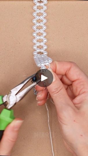 Diy Jewelry Easy, Pearl Necklace Tutorial, Diy Pearl Necklace, Beautiful Beaded Bracelet, Pearls Diy, Necklace Tutorial, Easy Diy Jewelry, Pearls Necklace, Diy Crystals