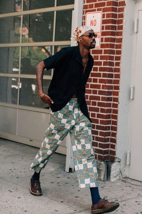 The Best Street Style at New York Fashion Week: Men’s New York Fashion Week Men, Patron Vintage, Walking Down The Street, Trendy Mens Fashion, New Street Style, Looks Street Style, Street Style Trends, The Best Street Style, Best Street Style