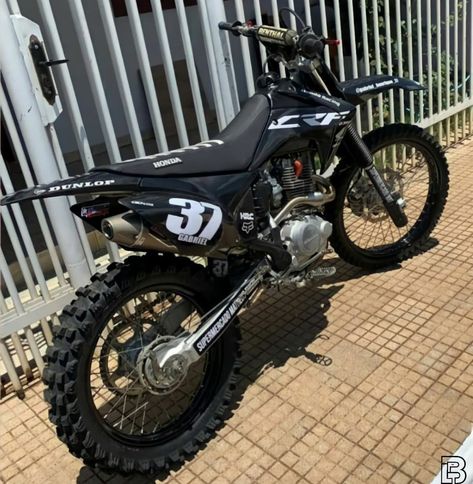 Dirt Bike Black And White, 250cc Dirt Bike, Dirt Bike Kawasaki, Black Dirt Bike Aesthetic, All Black Dirt Bike, Dirt Bike Aesthetic, Black Dirt Bike, Honda Supermoto, 250 Dirt Bike