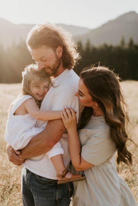 Toddler Girl Fashion, Fall Photoshoot Family, Outdoor Family Photoshoot, Family Maternity Pictures, Cute Family Photos, Toddler Photoshoot, Family Photos With Baby, Family Photoshoot Poses, Fall Family Portraits