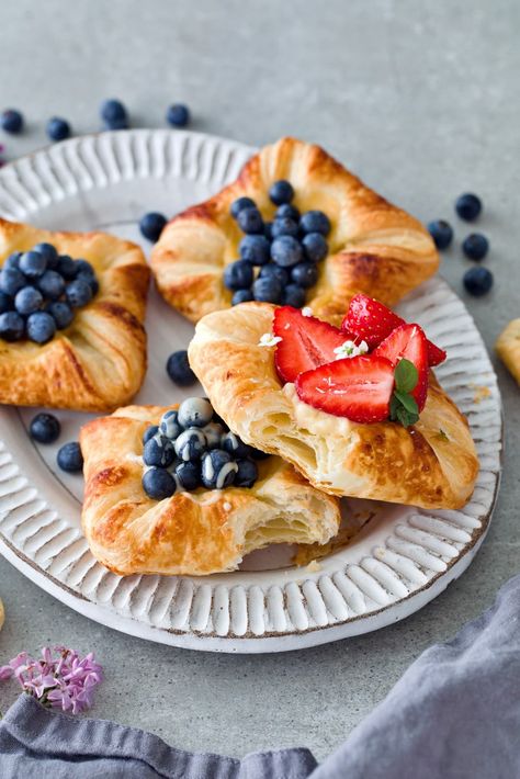 This blueberry Danish recipe combines a flaky (store-bought) puff pastry topped with a creamy custard filling, baked, and topped with fruit – for a delicious, simple, and quick to prepare breakfast, snack, or dessert! Best of all, this Danish pastry is 100% dairy-free, vegan, and can be made gluten-free, too! #danishpastry #custarddanish #puffpastry #danishes #vegandessert #spandauer | elavegan.com Croissant Danish, Blueberry Danish, Prepare Breakfast, Easy Tart Recipes, Fruit Desserts Easy, Danish Recipe, Seasonal Desserts, Fruit Dessert Recipes, Danish Pastry