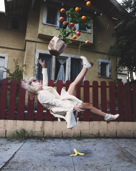 I Capture My Falling, Tripping And Levitating Friends Movement Photography, Levitation Photography, Photography Jobs, Photography Subjects, Conceptual Photography, Online Photography, Photo Projects, Photography Projects, 인물 사진