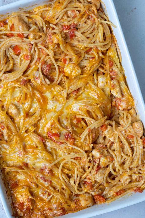 Chicken spaghetti bake has the best of both worlds- baked cheesy deliciousness on top of yummy spaghetti in tomato sauce with seasoned chicken. Red Chicken Spaghetti, Chicken Parmesan Spaghetti Bake, Bake Chicken Spaghetti Recipe, Chicken Spaghetti Without Cream Cheese, The Best Chicken Spaghetti Recipe, Chicken Spaghetti Recipe With Rotisserie Chicken, Red Sauce Chicken Spaghetti, Greek Chicken Spaghetti, Chicken Parm Spaghetti Bake