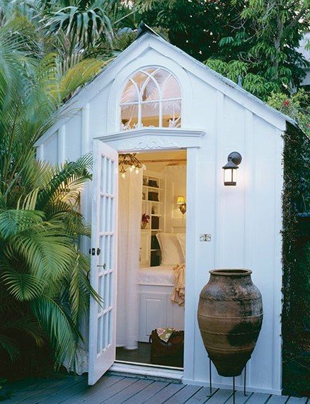 Transform a simple shed into a lovely garden room Painted Shed, Shed Decor, Backyard Cottage, Simple Shed, Backyard Shed, She Sheds, Backyard Retreat, Dream Backyard, She Shed