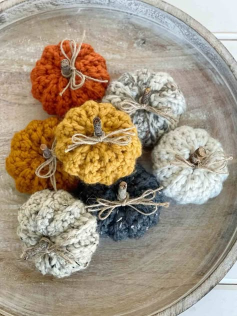 Crochet Pumpkins, Pumpkin Uses, Ribbed Crochet, Fall Crochet, Extra Yarn, Creative Pumpkins, Rustic Fall Decor, Crochet Fall, Holiday Crochet