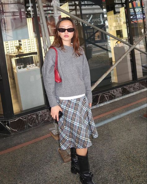 Geek Chic Outfits, Cool Girl Outfit, Instagram Grunge, Japan Outfits, Plaid Skirt Outfit, Fashion Trend Forecast, Winter Skirt Outfit, Maxi Skirt Outfits, Grunge Vibes