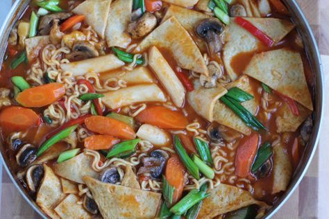 Dukbokki is a very popular Korean snack food, or street food, made with soft rice cakes, fish cake, vegetables with a sweet and spicy… Korean Tteokbokki, Rice Cakes Recipe, Korean Meals, Cooking Kids, Korean Memes, Korean Rice Cake, Rice Cake Recipes, Vegan Noodles, Korean Rice