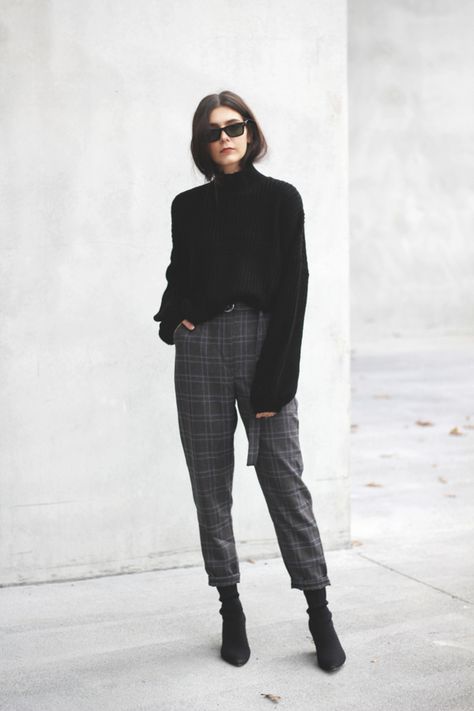 Checkered Grey Pants Outfit, Gray Plaid Pants Outfit, Black Checkered Pants Outfits, Checked Pants Outfit, Check Pants Outfit, Checked Trousers Outfit, Plaid Trousers Outfit, Checkered Pants Outfit, People Outfits