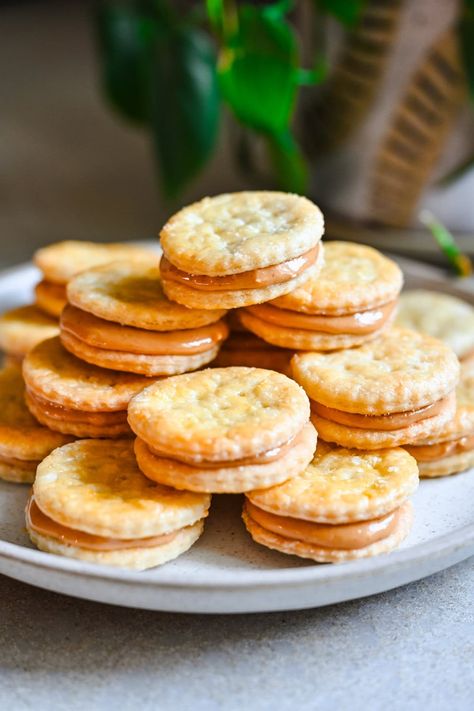 With two crisp and buttery crackers crackers and a peanut butter filling, these copycat Ritz peanut butter cracker sandwiches are addictive. Homemade Peanut Butter Crackers, Butter Crackers Recipe, Ritz Cracker Peanut Butter Dipped, Easy Cracker Recipe, Copycat Snacks, Peanut Butter Ritz Crackers, Kids Sandwiches, Homemade Ritz Crackers, Ritz Sandwiches