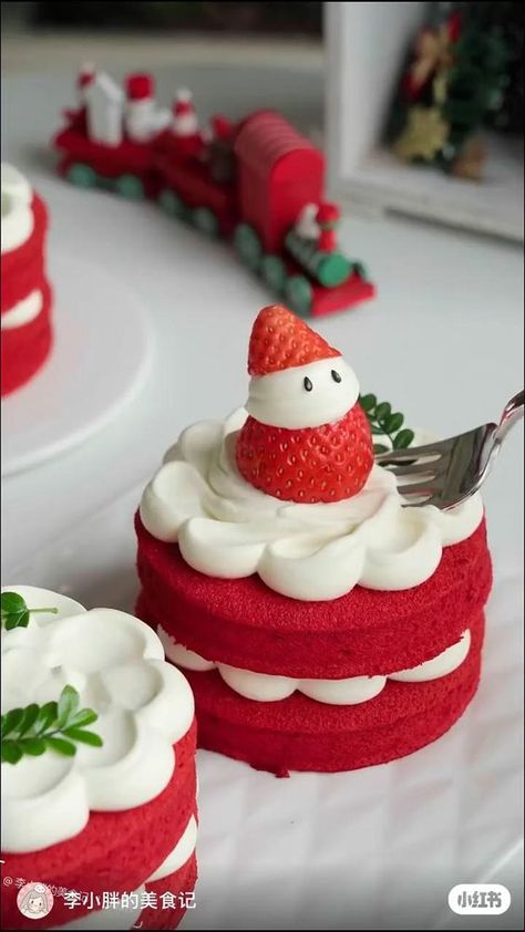 Thai Cake, Japanese Christmas Cake, Kawaii Desserts, Christmas Strawberry, Dessert Christmas, Kawaii Dessert, Xmas Cake, Vegetarian Fast Food, Favorite Recipes Dinner