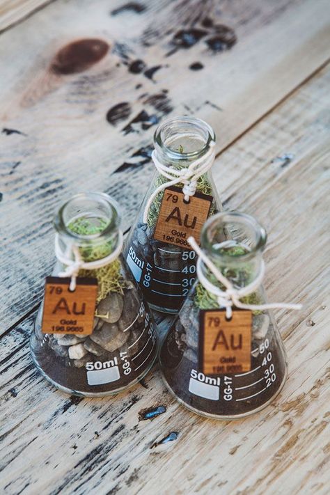 Science Wedding Theme, Chemistry Photography, Science Themed Wedding, Chemistry Wedding, Medical Themed Parties, Science Lab Decorations, Science Table, Science Wedding, Romantic Rustic Wedding