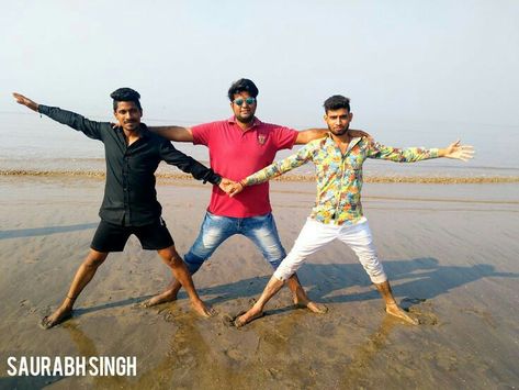 Funny Trio Poses, Pose India, Funny Group Pictures, Funny Group Photos, Funny Photoshoot Ideas, Trio Poses, Goa Trip, Orang India, Hoco Pics