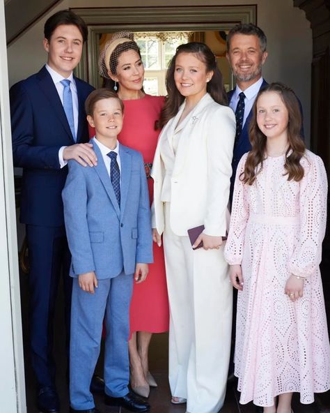 Prince Christian Of Denmark, Kroonprinses Mary, Princess Isabella, Royal Family Portrait, Denmark Royal Family, Mary Donaldson, Prince Frederick, Princess Marie Of Denmark, Danish Royalty