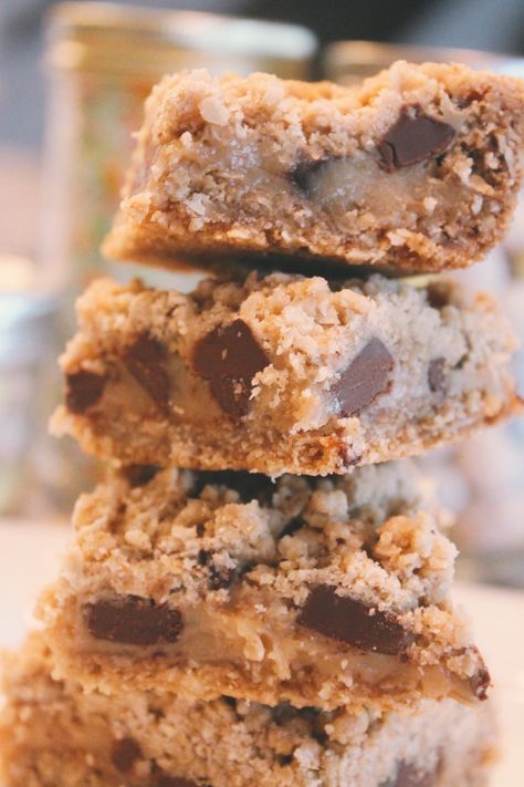 Chipper Bars, Coffee Hour Snacks Church, Desert Bar, Easy Bar, Bar Recipes, In Church, Easy Treats, Quick Oats, Crumble Topping