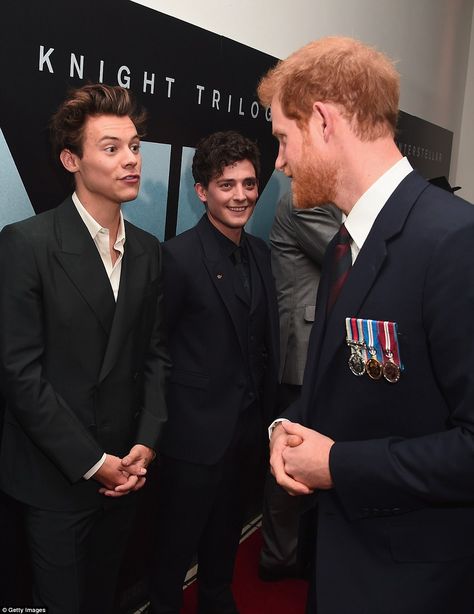 Prince Harry chats to Harry Styles at Dunkirk premiere Harry Styles Dunkirk Premiere, Dunkirk Premiere, Harry Styles Dunkirk, Harry Styles Looks, Dunkirk Harry, Harry Styles 2014, Aneurin Barnard, Harry Styles Hot, Harry Styles Funny