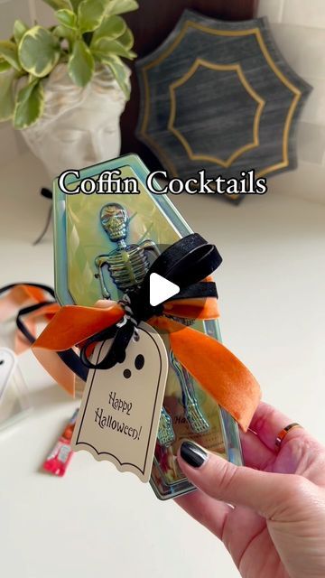 Amanda Hernandez on Instagram: "BOOze your friends with Coffin Cocktails ⚰️   If you are like me and love spooky season, AND like to BOOze your friends or neighbors… then you need to save this fun cocktail in a coffin gift idea!   I LOVE these little coffin containers from the Dollar Tree. They are perfect for gifting treats, candy, and even cocktail kits!   You can totally customize this to make up a fun cocktail kit that you know your friends would love!   I think this is such a fun take on the you’ve been boozed gift bags 👻  #cocktails #halloweencocktails #halloweendrinks #halloweentreats #giftideas #diygifts #spookyseason #cocktailrecipes #cocktailsathome #holidaydrinks #boobasket" Booze Gift Ideas, You've Been Boozed Ideas, Halloween Hostess Gifts, Coffin Treats, Booze Gift, Halloween Alcohol, Cocktail Gift Set, Halloween Shots, Halloween Drinks Alcohol