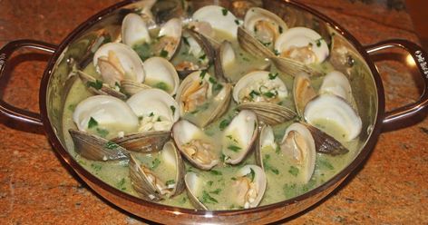 I love, love, love fresh clams steamed in a simple preparation with butter, olive oil, white wine, minced shallots, garlic and Italian pars... Fresh Clams, Steamed Clams, Clam Sauce, Olive Oil Butter, Spain Food, Clam Bake, White Wine Sauce, Dry White Wine, Cooking Techniques