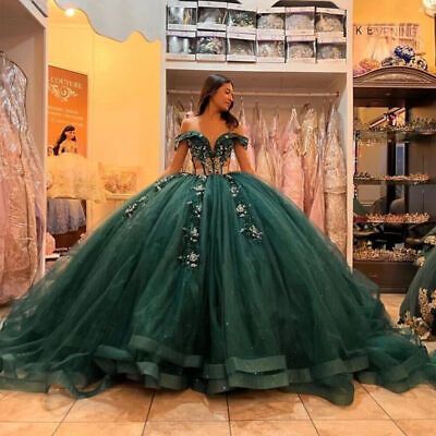 Green Sweet 16 Theme Dress, Quinceanera Dresses Emerald Green Long, Green Theme Sweet 16, Quinceanera Dresses Green Emerald, Emerald Green Quince Dresses With Gold, Emerald And Gold Quince Theme, Emerald Green Xv Dresses, Emerald Green Dress Quinceanera, Emerald Green Sweet 16 Dress