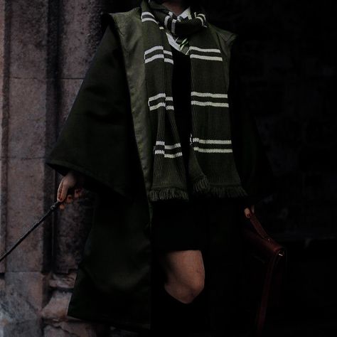 Cute Slytherin, Cute Slytherin Outfits, Slytherin Uniform Female, Slytherin Uniform, Harry Potter Script, Slytherin Outfit, Slytherin Fashion, Hogwarts Uniform, Theodore Nott