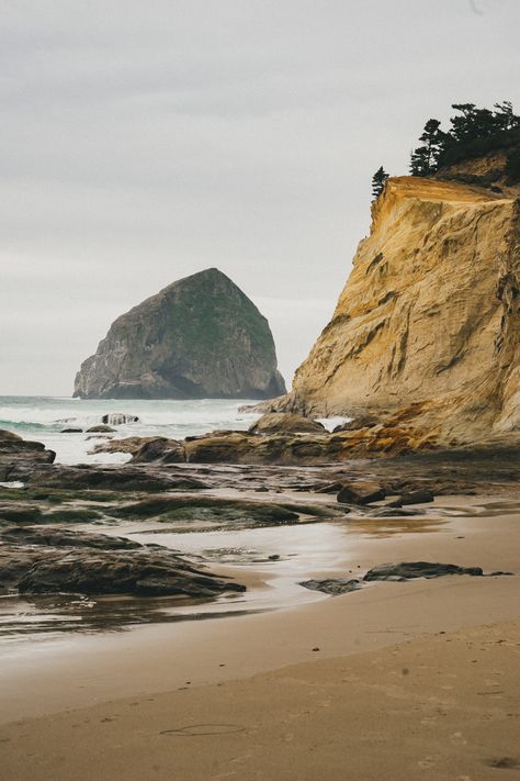 Cape Kiwanda, Best Places To Vacation, Earth Pictures, Cool Landscapes, Best Places To Travel, Travel Couple, Vacation Destinations, Holiday Travel, Nature Photos