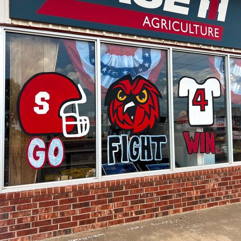 Homecoming Window Displays, Spirit Window Painting, School Homecoming Decorations, Car Window Paint Ideas Football, Hoco Window Painting Ideas, Homecoming Window Painting, Football Window Display, Football Window Painting, School Spirit Window Painting