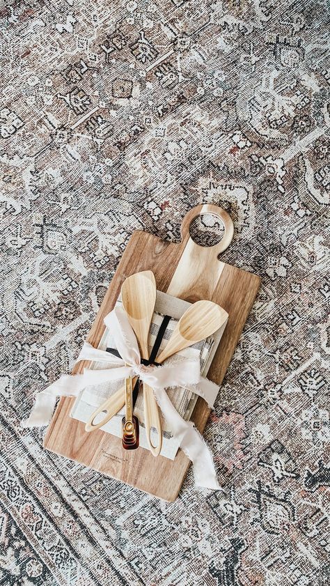 Jen Alvarez • Home Decor on Instagram: “Home gift idea ✨    save this if you need inspo for a housewarming, bridal shower, or gift for any of your home decor loving friends 🤍 &…” Bridal Shower Wrapping Ideas, Bridal Shower Gifts For Bride Ideas, Bridal Shower Hostess Gifts From Bride, Bridal Shower Gift Ideas For The Bride, Bridal Shower Basket Ideas, Bridal Shower Gift Wrapping Ideas, Wedding Shower Gift Ideas, Thrift Gifts, Bridal Gift Ideas