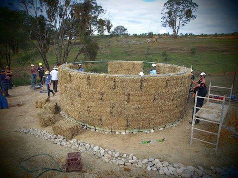 Straw Bale house Earthship Plans, Straw Bale Building, Straw Bale Construction, Cob Building, Earth Bag Homes, Natural Building Materials, Round Building, Straw Bale House, Building Foundation