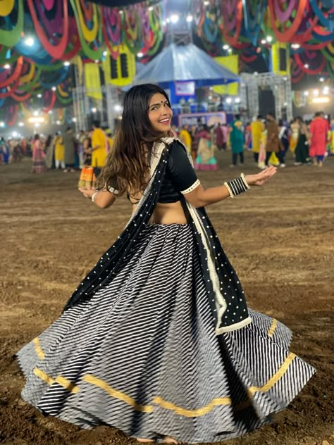 Simple And Elegant Chaniya Choli, Navratri Choli Pose, Pose In Chaniya Choli, Lehriya Chaniya Choli For Navratri, Letest Desine Chaniya Choli For Wedding, Leriya Choli, Navratri Styling Ideas, Chanya Choli Ideas For Navratri, Cotton Chaniya Choli Designs Navratri