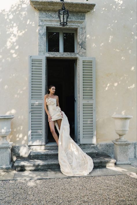 Bridal Shoot Poses, Elegant Couple, Bride Photoshoot, Chic Brides, Bridal Poses, Bridal Elegance, Bridal Photoshoot, Luxury Destination Wedding, Elegant Bride