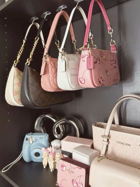 Purses Aesthetic, My Style Bags, Purse Essentials, Luxury Bags Collection, Aesthetic Bags, Handbag Essentials, Girly Bags, Luxury Purses, Girly Accessories