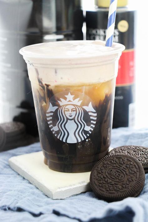 Copycat Starbucks Cookies And Cream Cold Brew Drink - BEST Secret Menu Recipe Cold Brew Foam, Cookies And Cream Cold Brew, Starbucks Cookies And Cream, Starbucks Cookies, Starbucks Chocolate, Menu Recipe, Cream Cold Brew, Starbucks Pumpkin Spice Latte, Cold Brew Recipe