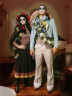 dia de los muertos costumes, If I could only get a guy to do this with me!!!! Any takers, i'll even help with the costume AND makeup!!! :) Halloween Parejas, Best Couples Costumes, Dark Circus, Day Of Dead, Hallowen Costume, Couples Halloween, Fantasias Halloween, Halloween 2018, Halloween 2017