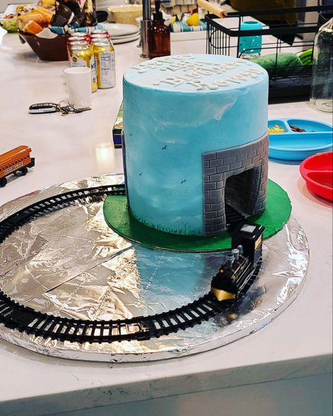 Choo Choo Train Birthday Party Cake, Train Birthday Cake Ideas, Moving Train Cake Ideas, Train Cake For Men, Diy Train Cake, Train Cakes For Boys, Train Birthday Cakes, Train Cake Ideas, Train Theme Cake