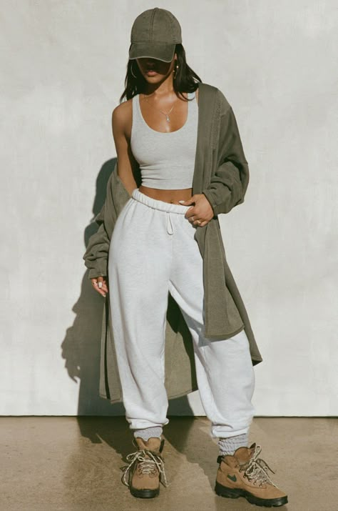 Warm Outfits For Spring, Comfy Pregnancy Outfits, Chic Loungewear Outfits, Boho Athleisure, Streetwear Loungewear, Joah Brown, Athleisure Outfits, Fashion Mistakes, Oversized Cardigan